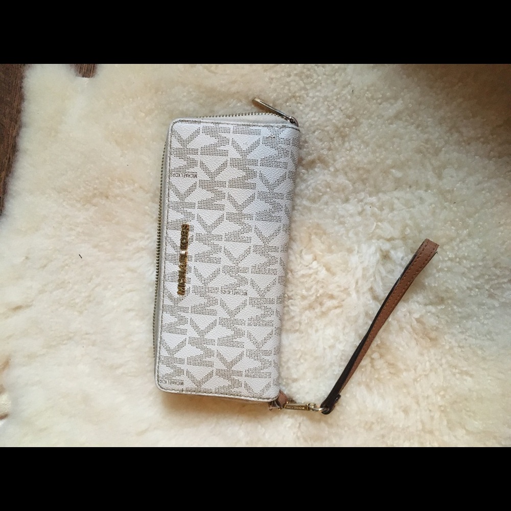 MICHEAL KORS CLUTCH
